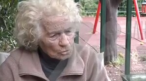 Γονιός μήνυσε τον γιο της 85χρονης που της πέταξαν βαρελότα γιατί δημοσιοποίησε το βίντεο