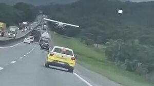 Βραζιλία: Μονοκινητήριο αεροσκάφος έκανε αναγκαστική προσγείωση ανάμεσα σε αυτοκίνητα εν κινήσει σε αυτοκινητόδρομο