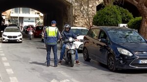 Η Τροχαία σταματούσε τους οδηγούς για συμβουλές και ... δώρο!