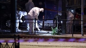 Η στιγμή της έκρηξης έξω από τα γραφεία της Hellenic Train - Φωτογραφία ντοκουμέντο με το σακίδιο 