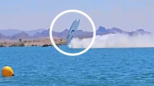 Ταχύπλοο σκάφος βρέθηκε στον αέρα ενώ έπλεε σαν βολίδα