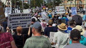 ΗΠΑ: Στους δρόμους χιλιάδες Αμερικανοί διαδηλώνουν κατά της ατζέντας Τραμπ