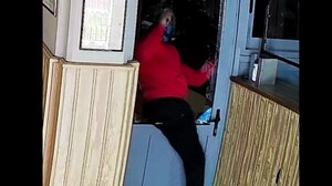 Επεισοδιακή διάρρηξη στη Ρόδο: Άρπαξε άδεια ταμειακή, «έφαγε» τούμπα και του έπεσε το κινητό