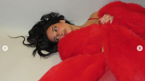 Η Ντούα Λίπα πόζαρε με κόκκινη γούνα στο instagram