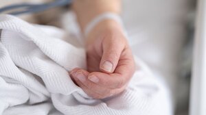 Άγριος ξυλοδαρμός 40χρονης από τον σύντροφό της στο Κορωπί 