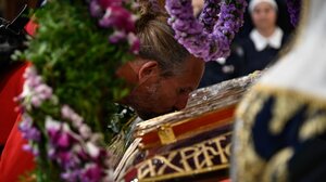 Στολισμός και περιφορά επιταφίου στο Λιμνάκαρο τη Μεγάλη Παρασκευή