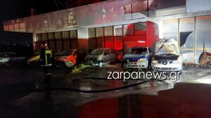 Βραδινή φωτιά σε εγκαταλελειμμένα αυτοκίνητα σήμανε συναγερμό