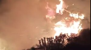 Φωτιά στην Κερατέα: Διάσπαρτες εστίες αντιμετωπίζουν οι πυροσβέστες, παραμένουν οι ισχυροί άνεμοι