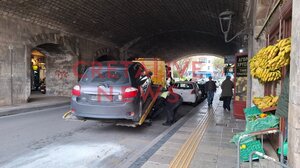 Δεν προλάβαινε να "σηκώνει" οχήματα ο γερανός της Τροχαίας στο κέντρο του Ηρακλείου!