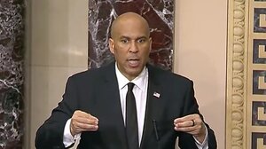 Έσπασε ρεκόρ 68 ετών: Γερουσιαστής μιλούσε κατά του Τραμπ για 25 συνεχόμενες ώρες