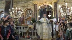 Πρώτη Ανάσταση: Έκλεψε ξανά την παράσταση ο "ιπτάμενος ιερέας" στη Χίο - Δείτε βίντεο