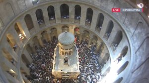 Ιεροσόλυμα: Η Τελετή Αφής του Αγίου Φωτός από τον Έλληνα Πατριάρχη