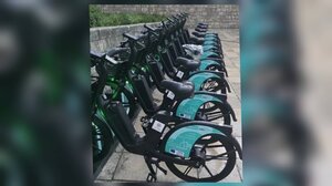 Αφόρτιστα για ώρες τα ηλεκτρικά ποδήλατα, χάλασε κι ο σταθμός στο Παγκρήτιο