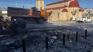 Επιχείρηση καθαρισμού από τα υπολείμματα των φωτιών της Ανάστασης