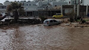 Κακοκαιρία: Σοβαρές ζημιές στην Πάρο, 100 χιλιοστά βροχής έπεσαν στη Μύκονο