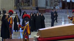 Τραμπ και Μελάνια απέτισαν φόρο τιμής στον Πάπα Φραγκίσκο