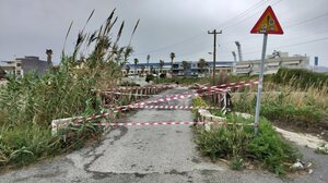 Έκοψαν τις κορδέλες απαγόρευσης και κυκλοφορούν από την επικίνδυνη γέφυρα!