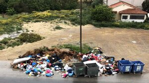 Άδειασαν τους κάδους, άφησαν τα ξεχειλισμένα σκουπίδια 
