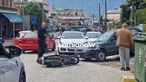 Τροχαίο στη Λαμία: ΙΧ συγκρούστηκε με μηχανάκι που επέβαιναν δύο κοπέλες