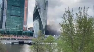 Φωτιά σε ΙΧ έπειτα από έκρηξη σε πάρκινγκ εμπορικού κέντρου στη Μόσχα