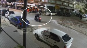 Απίστευτο σκηνικό στο Μπουρνάζι: Έδωσαν μάχη σώμα με σώμα και απειλές με όπλα στη μέση του δρόμου