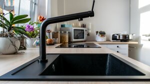 Το Νο1 υλικό για να ξεβουλώσετε τους νεροχύτες – Είναι πιο αποτελεσματικό από το ξύδι και την μαγειρική σόδα