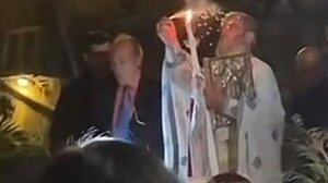 Απίστευτος παπάς έψελνε και… άναψε δυναμιτάκι στο Χριστός Ανέστη