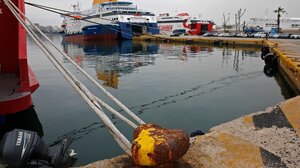 Οι ισχυροί άνεμοι κρατούν δεμένα τα πλοία – Απαγορευτικό απόπλου σε βασικά λιμάνια