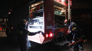 Κορωπί: Αυτοκίνητο εξετράπη της πορείας του και «καρφώθηκε» σε κατάστημα – Απανθρακώθηκε ο οδηγός