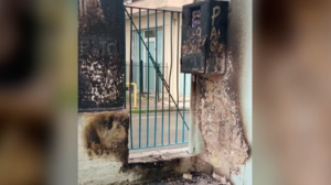 Άγνωστοι πέταξαν καναπέ σε αυλή σχολείου και του έβαλαν φωτιά