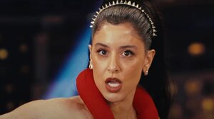 Η Μαρίνα Σάττι... μοιράζει απαντήσεις στους επικριτές με το νέο της τραγούδι