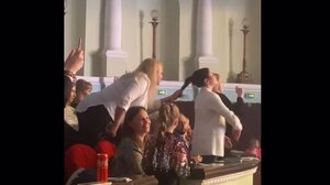 Απίστευτος καβγάς σε συναυλία: Η μπροστινή στεκόταν διαρκώς όρθια και έκοβε τη θέα