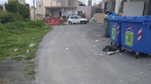 Παράπονα για τους κάδους μπροστά σε πολυκατοικία