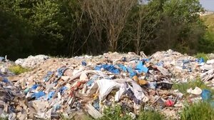 Τόνοι απορριμμάτων από το Τζάνειο νοσοκομείο στον Κηφισό - Σοκαριστικές εικόνες