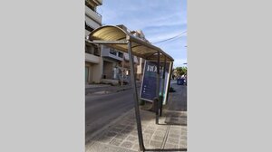 Φορτηγό πήρε παραμάζωμα στάση λεωφορείου - video