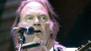 Ο Νιλ Γιανγκ φοβάται ότι μπορεί να του απαγορεύσουν να επιστρέψει στις ΗΠΑ λόγω της κριτικής του στον Τραμπ