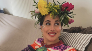 Παυλίνα Βουλγαράκη: Hippie πάρτι με λουλούδια και body painting πριν γεννήσει