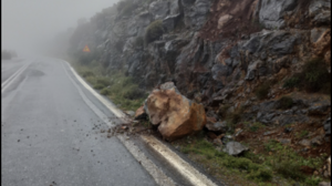 Η κακοκαιρία "έριξε" τους βράχους στον Μοχό