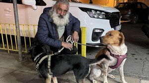 Ηράκλειο: Ο άστεγος που δεν θέλει να χρωστάει ούτε νερό και του αρέσει να κερνάει