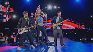  Οι Coldplay επανεκδίδουν άλμπουμ τους σε δίσκους βινυλίου από ανακυκλωμένα πλαστικά μπουκάλια