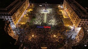 Η εντυπωσιακή συνάντηση των πέντε Επιταφίων στην πλατεία Αριστοτέλους της Θεσσαλονίκης