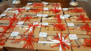 Όλα έτοιμα για το παζάρι με πασχαλινά αυγά και προζυμένια τσουρέκια στη Λότζια