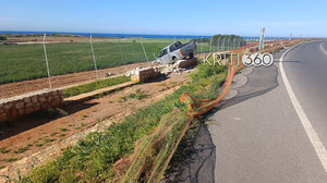 Αγροτικό εξετράπη της πορείας του, τραυματίστηκε ο οδηγός