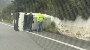 Ντελαπάρισε η κλούβα στην εθνική οδό