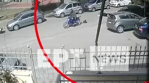 Συνελήφθη τσαντάκιας στην Αγ. Παρασκευή – Άρπαζε τις τσάντες και έσερνε τα θύματά του στο δρόμο