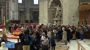 Πάπας Φραγκίσκος: Πάνω από 100.000 πιστοί στην πλατεία του Αγίου Πέτρου για το «ύστατο χαίρε»