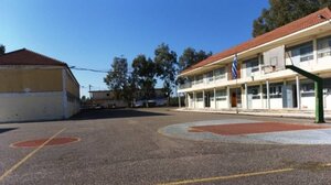 Αχαΐα: Τον ενόχλησε σκυλί που φροντίζουν μαθητές και "μπούκαρε" στο προαύλιο με βρισιές - Έσπασε και πόρτα του σχολείου!