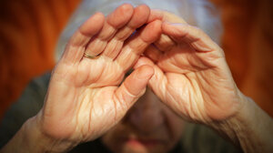 Σοκ στα Τρίκαλα: 67χρονος συνελήφθη για τον βιασμό της 91χρονης μητέρας του