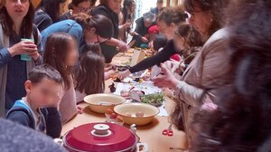 Μικροί και μεγάλοι στη στοά «Νίκου Γιανναδάκη» για τη βαφή αυγών 