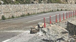 Βράχος έπεσε, λόγω της δυνατής βροχής, στο Κουρταλιώτικο φαράγγι